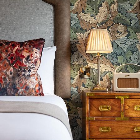 The Bear Hotel Bath Bagian luar foto