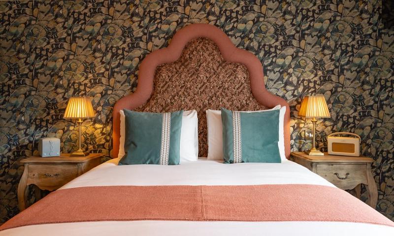 The Bear Hotel Bath Bagian luar foto