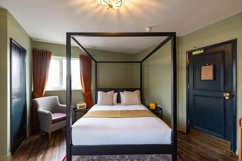 The Bear Hotel Bath Bagian luar foto