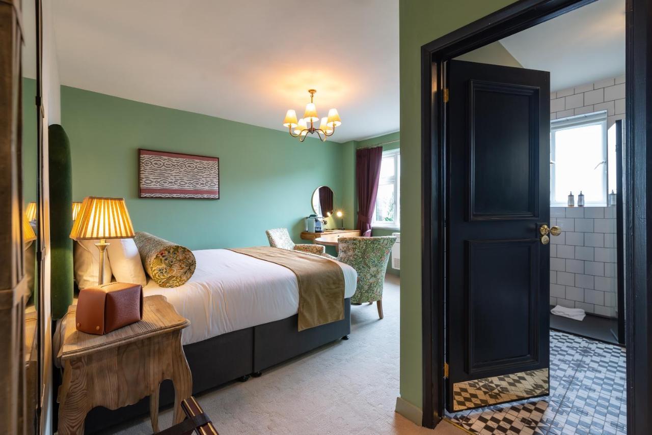 The Bear Hotel Bath Bagian luar foto