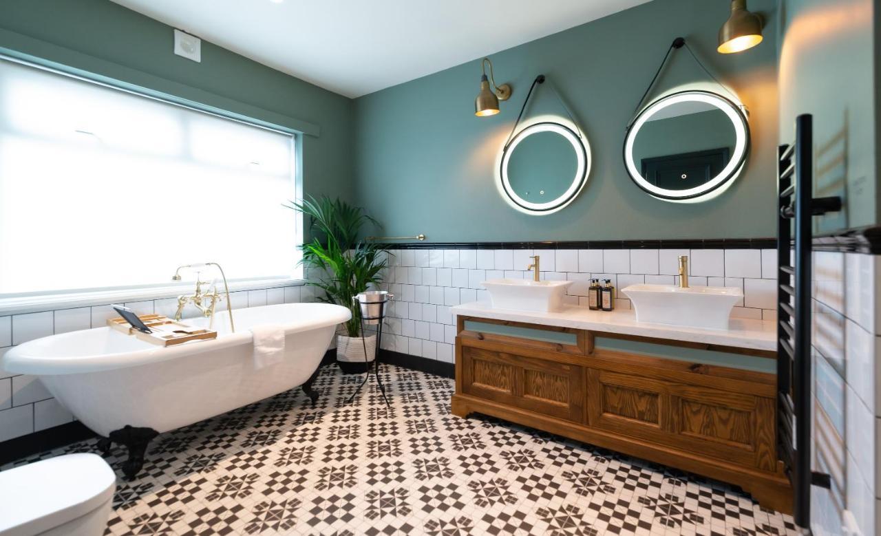 The Bear Hotel Bath Bagian luar foto