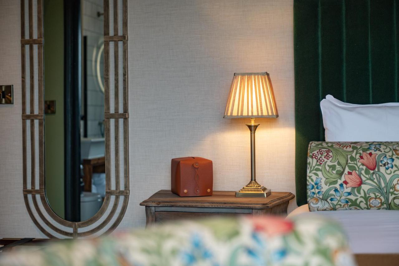 The Bear Hotel Bath Bagian luar foto