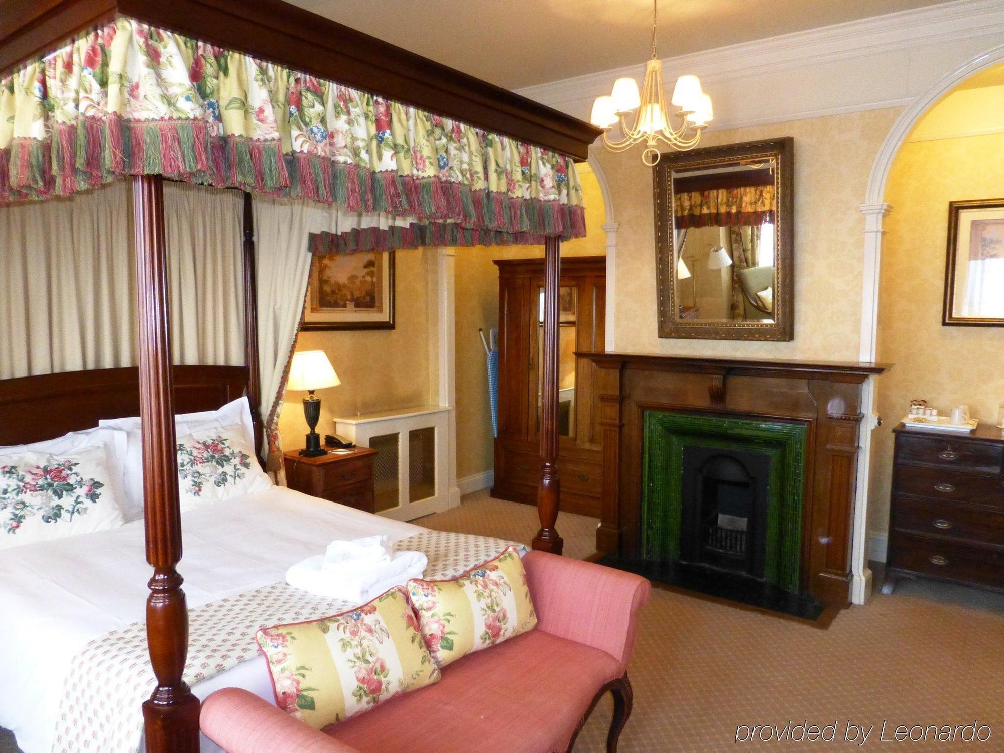 The Bear Hotel Bath Bagian luar foto