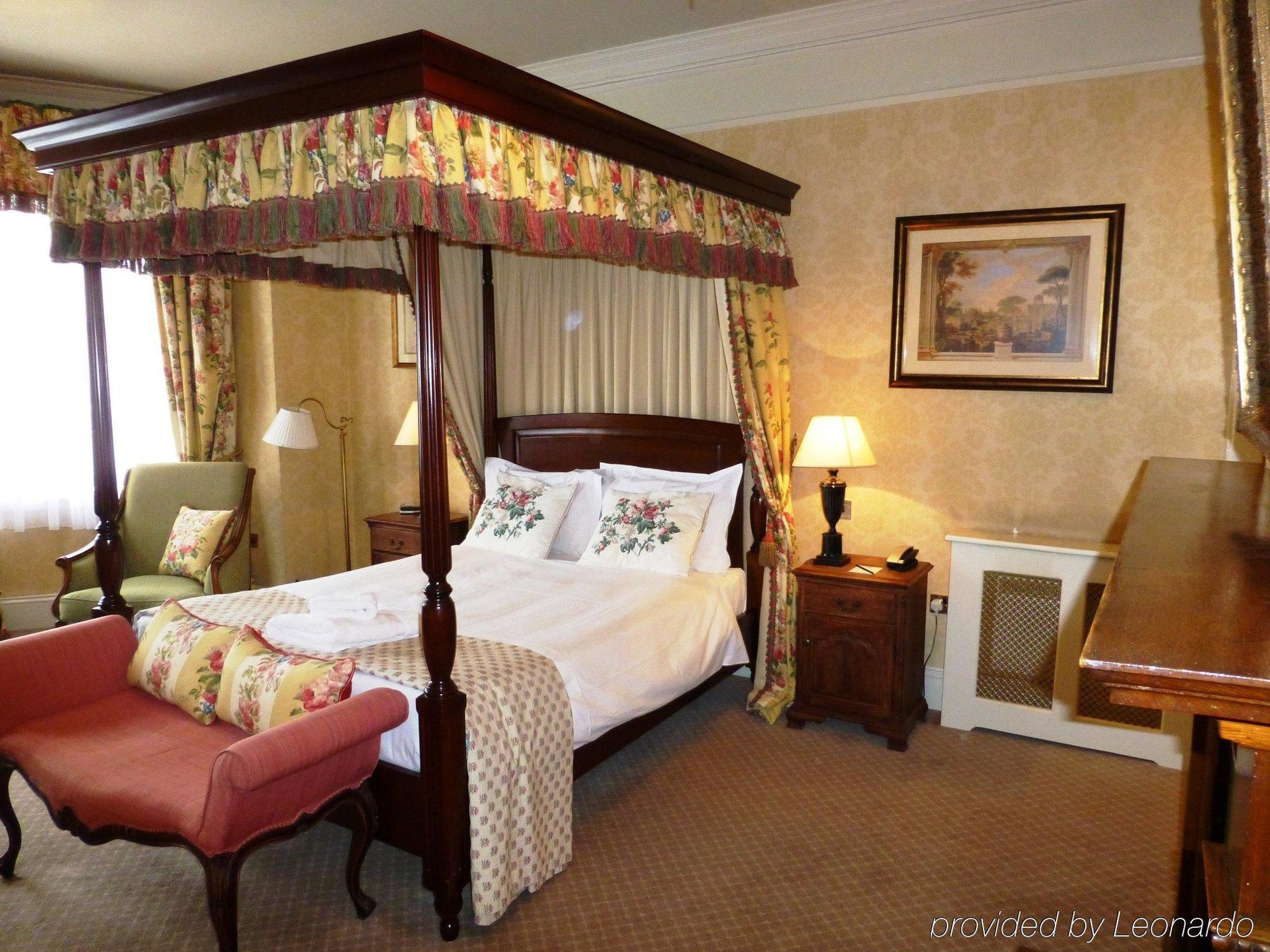 The Bear Hotel Bath Bagian luar foto