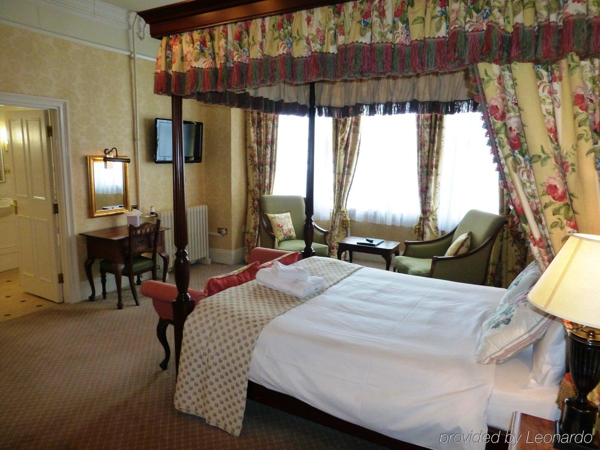 The Bear Hotel Bath Bagian luar foto