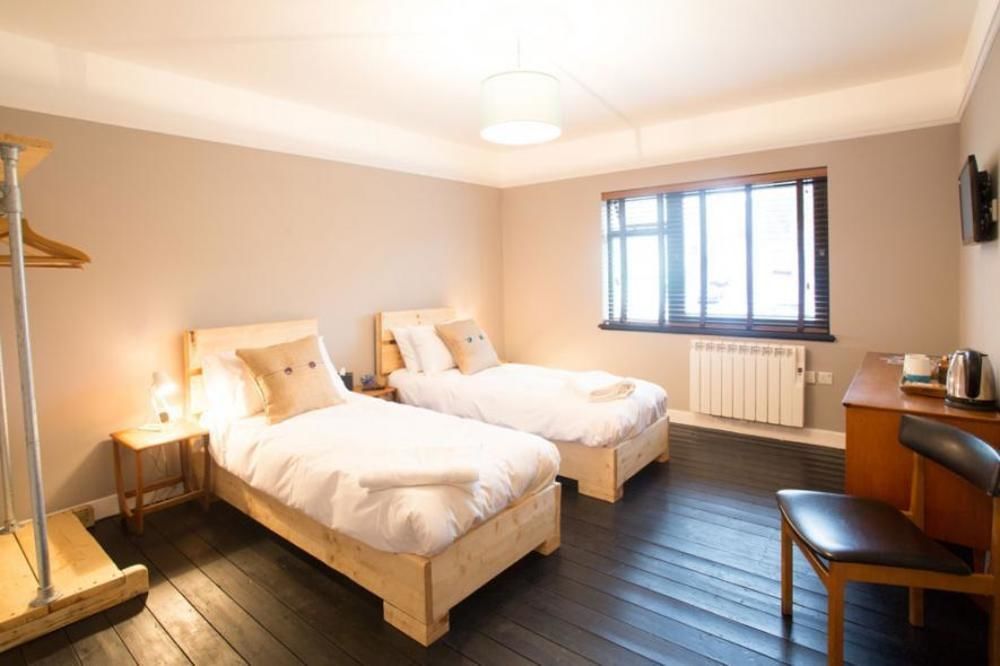The Bear Hotel Bath Bagian luar foto